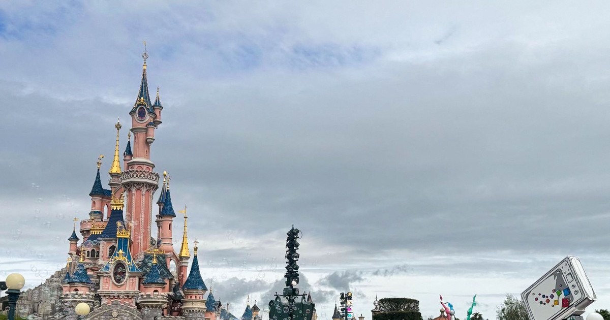 Imagine cu oameni aflați la Disneyland Paris