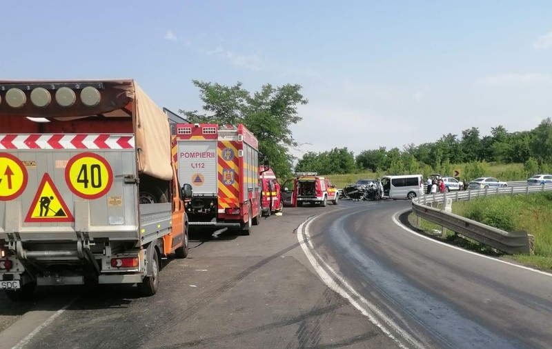Zece persoane implicate într-un accident rutier pe drumul naţional care leagă Timişul de Hunedoara