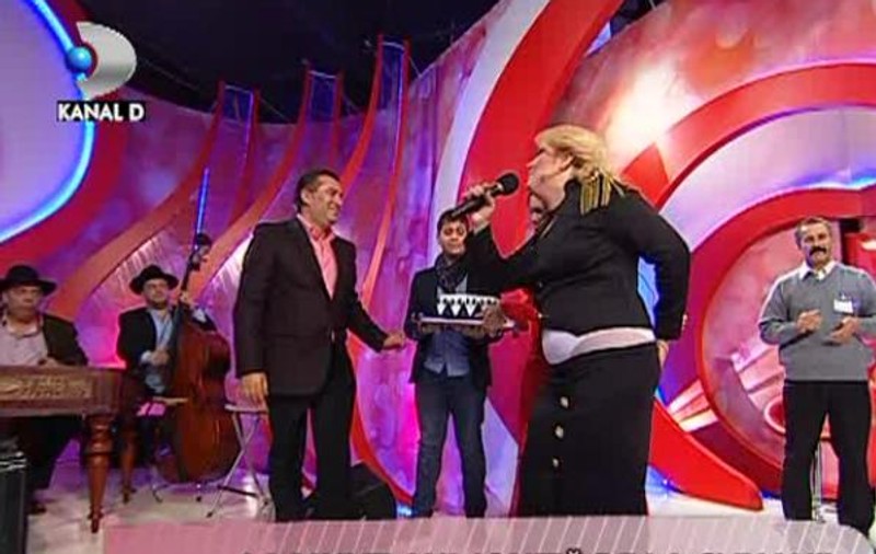 VIORICA DIN CLEJANI A SLĂBIT DE CAD HAINELE DE PE EA! A rămas fără fustă ÎN DIRECT! 