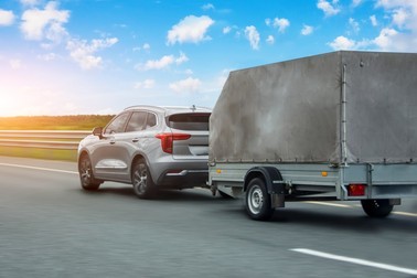 Codul Rutier 2022 precizează că masa maximă a remorcii nu trebuie să depășească 750 de kilograme pentru a o putea conduce cu permis de categorie B