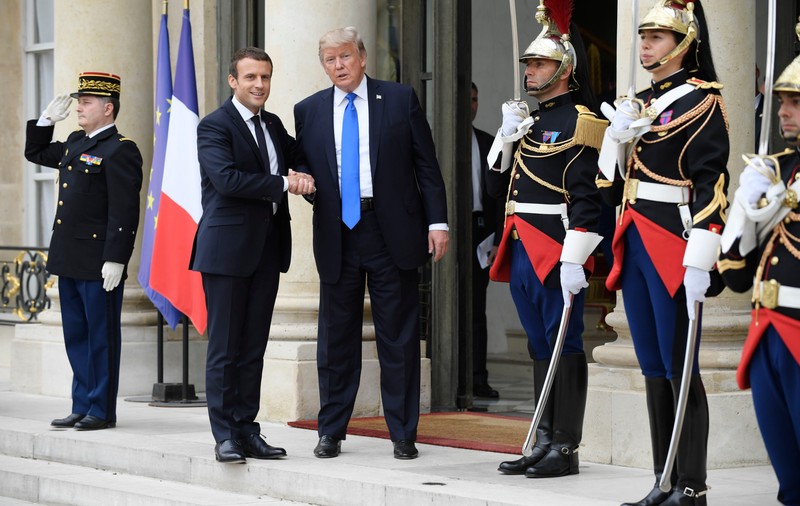 FOTO| Trump, primit de Macron la Paris. Zâmbetele au înlocuit grimasele în timpul ceremoniei
