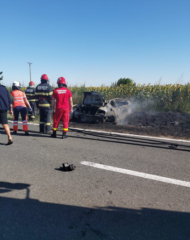 Doi șoferi morți într-un accident cu o mașină care a luat foc și o dubă de pepeni, între Izlaz şi Gârbov, în Teleorman