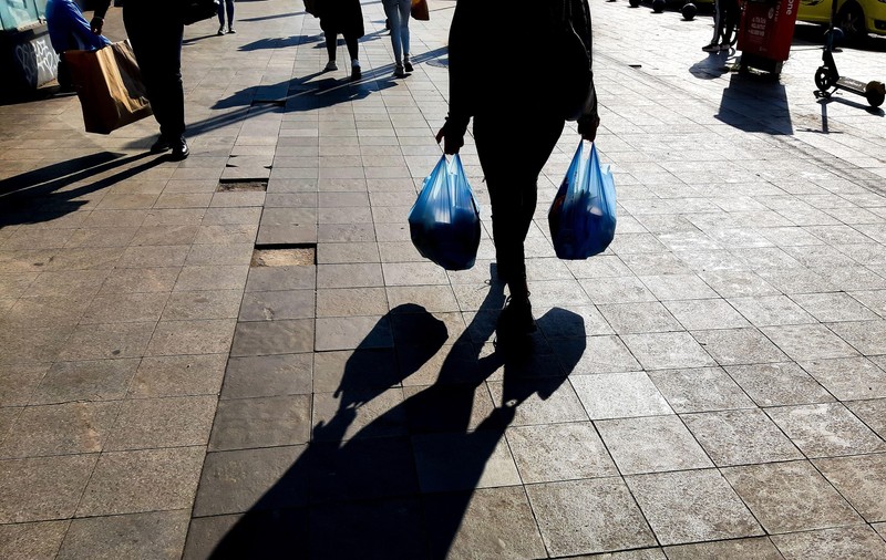 Cum să te vindeci de trauma cetățeanului înșelat, urmând o terapie feroce de shopping