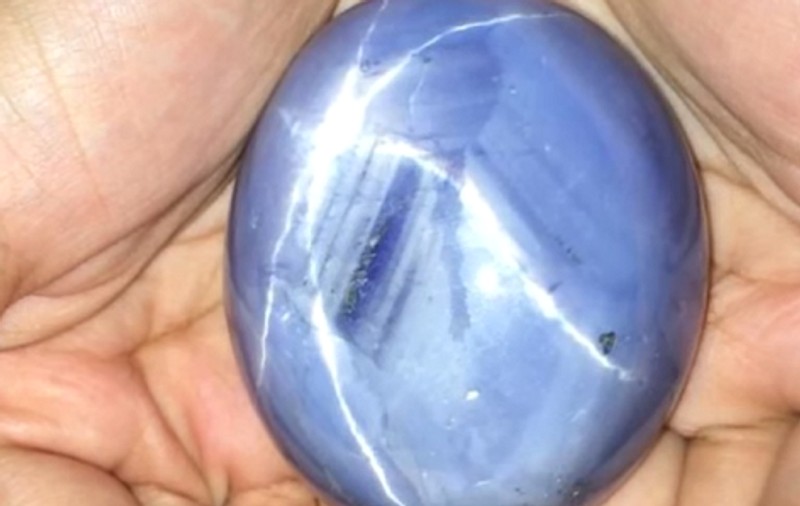 Cel mai mare SAFIR din lume valorează 175 de MILIOANE DE DOLARI (VIDEO)