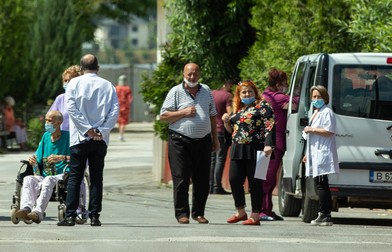 Iuliana Gheorghe (în bluză cu model floral), preluând pacienții