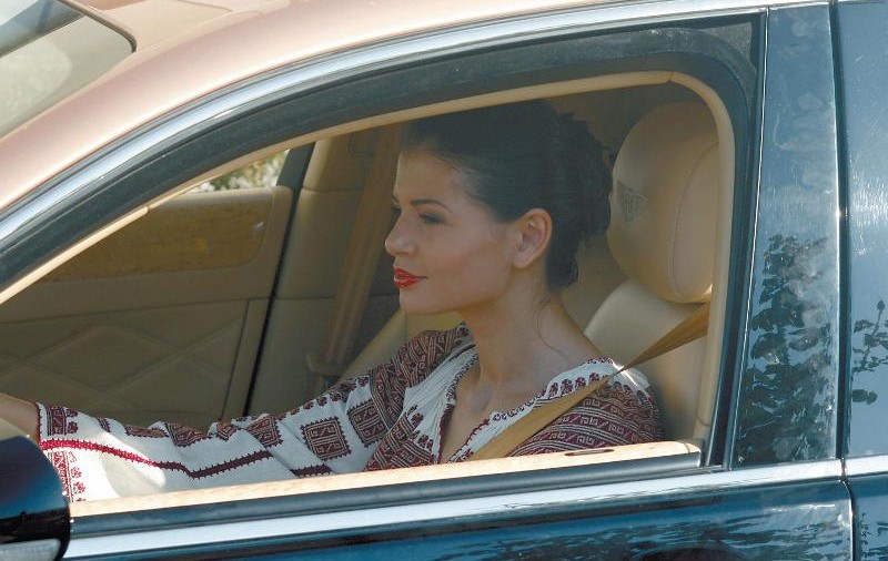Monica Columbeanu a condus Bentley-ul în costum popular