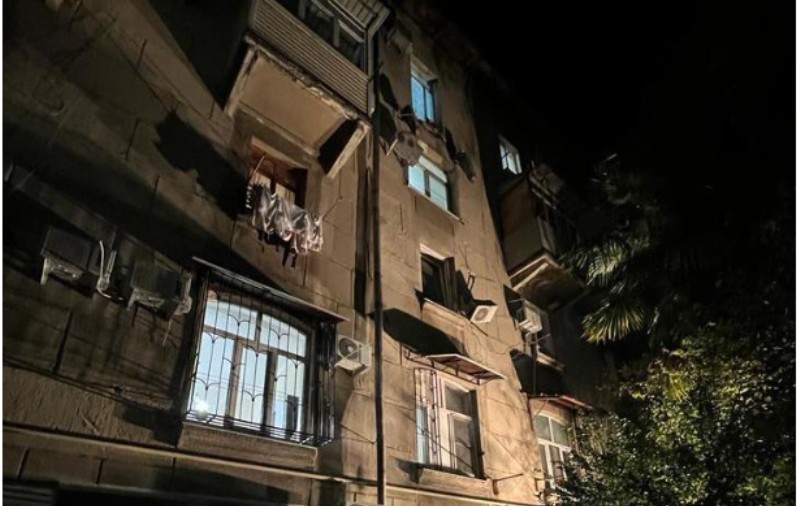 Două persoane au murit și o a treia este în stare gravă la spital, după ce balconul unui hostel din Soci s-a prăbușit