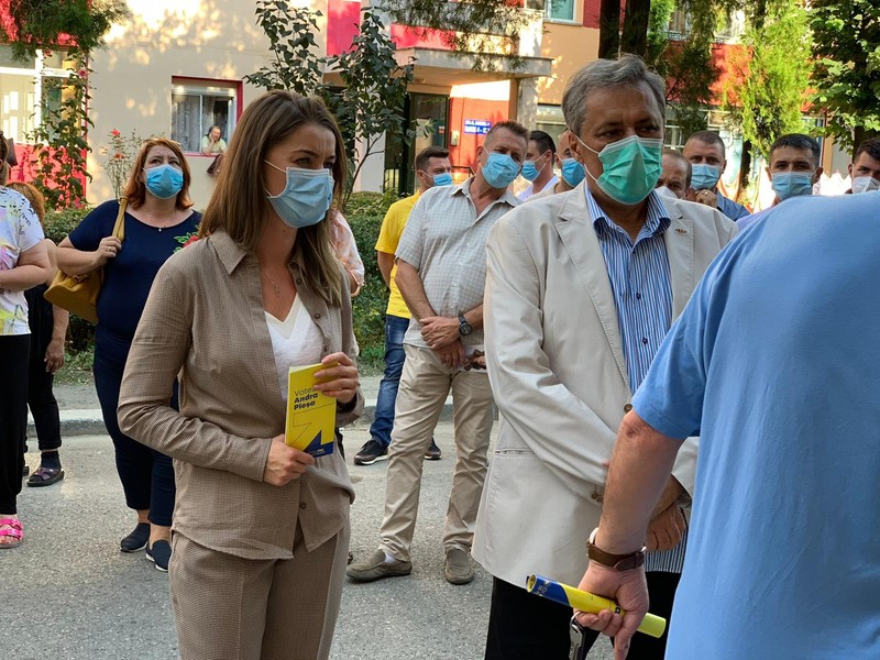 Andra-Sabrina, în timpul campaniei electorale din 2020, pentru funcția de primar al municipiului Caransebeș, alături de Marcel Vela. Foto: Facebook