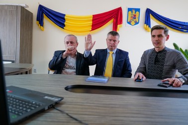 Viceprimarul, secretarul primăriei și reprezentantul Asociației tinerilor ucraineni din România