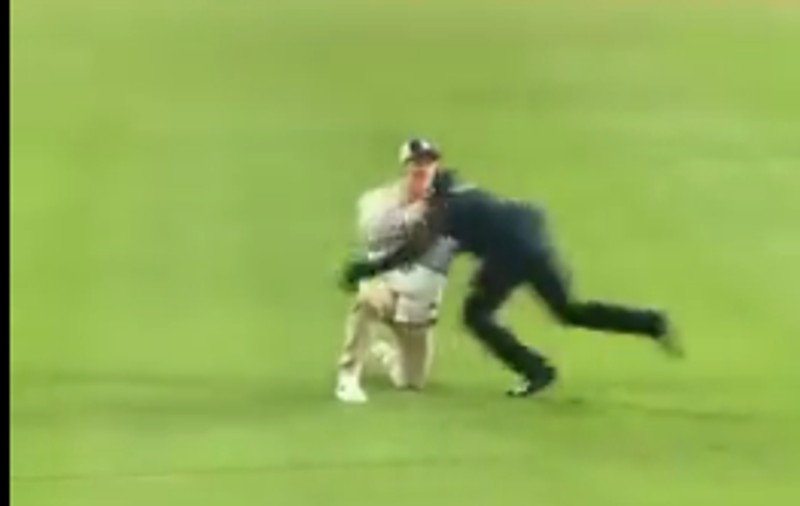Un suporter al echipei de baseball LA Dodgers, placat brutal și încătușat, după ce a coborât pe teren și și-a cerut iubita de soție: „Noroc că a spus «da»”