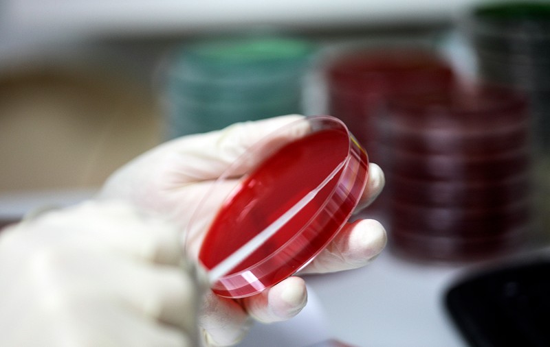 Oameni în carantină, netestați de joi. Autoritățile nu recunosc lipsa de teste, dar metodologia a ajuns să fie încălcată repetat