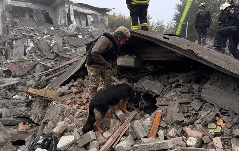 Zaporijjia, 10 octombrie - clădire cu cinci etaje distrusă în urma unui bombardament rusesc. Salvatorii caută supraviețuitori Sursa foto: Profimedia