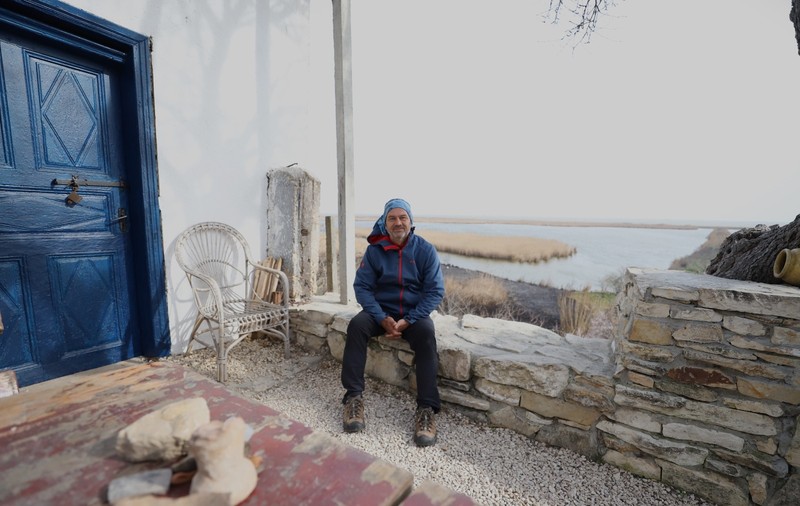 Proful de filozofie care a dat Bucureştiul pe caiacul cu care vâsleşte prin sălbăticia cea mai adâncă a Deltei Dunării