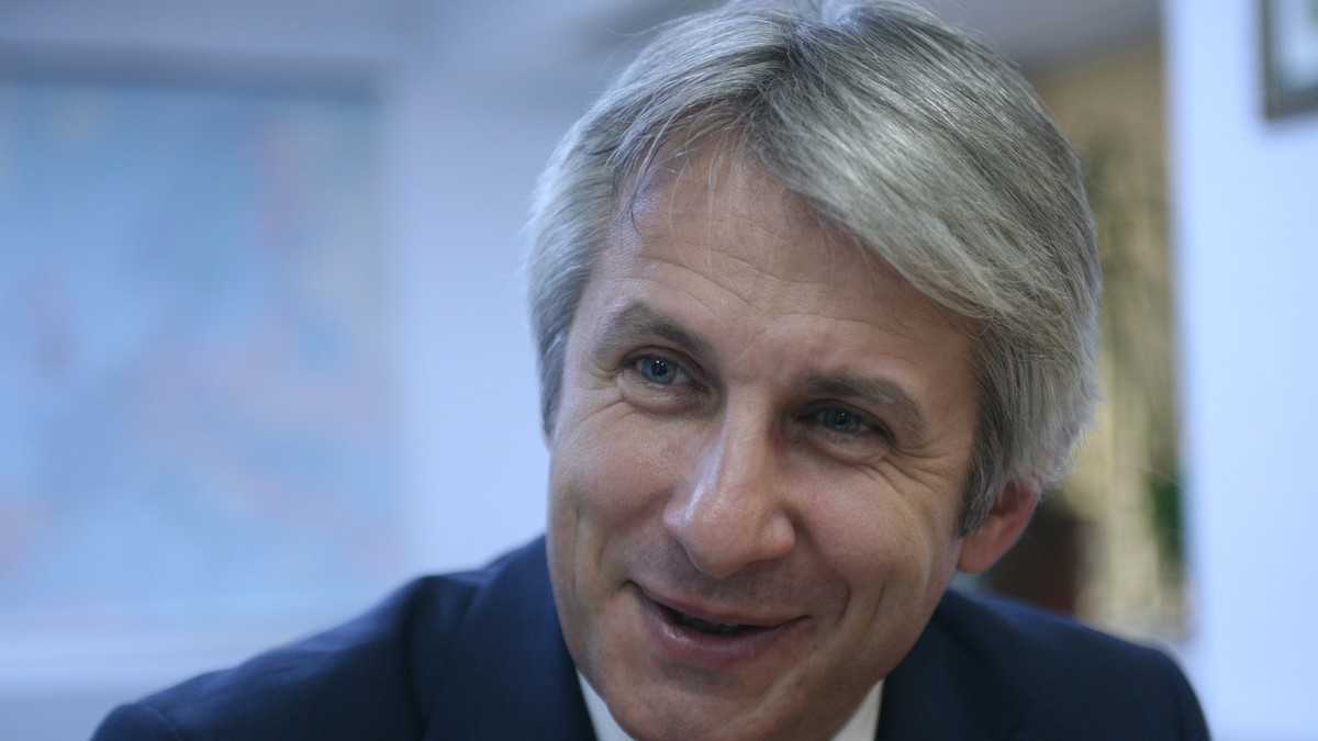 Eugen Teodorovici, despre impozitarea nunților. Eugen Teodorovici, la costum, zâmbind