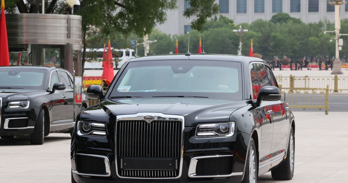Limuzina Aurus Senat a președintele rus Vladimir Putin în fața Marii Săli a Poporului din Beijing, China, 2 septembrie 2025