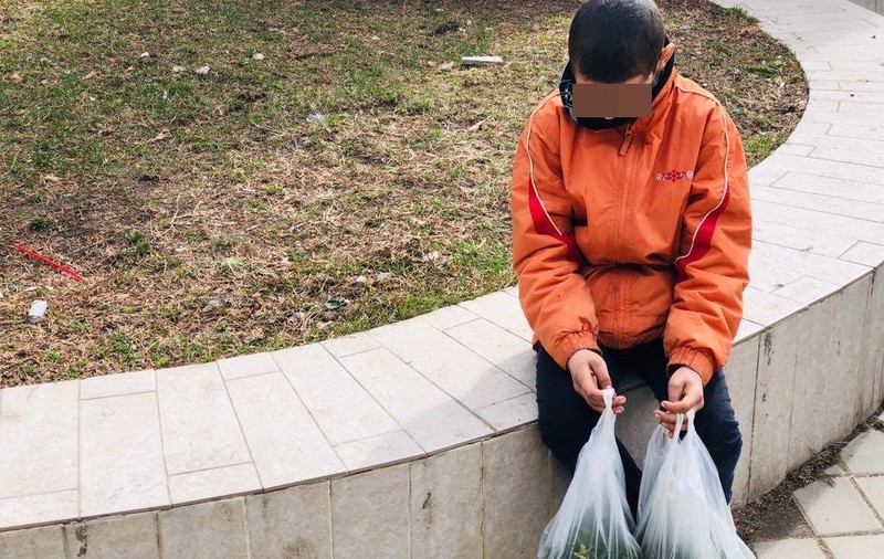 Cum arată mâinile lui Alex, copilul de 11 ani care culege și vinde urzici pentru a-și ajuta mama și frații