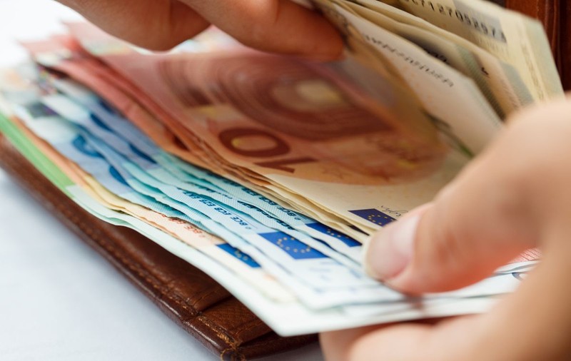 O femeie a pierdut 5.000 de euro când s-a urcat în taxi. Un tânăr i-a păstrat pentru el și acum are dosar penal