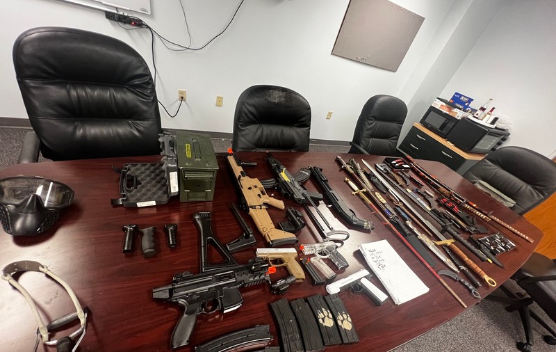 Un elev de 11 ani a fost prins cu un arsenal de arme și cu o listă a celor pe care voia să-i ucidă. Un șerif i-a publicat poza