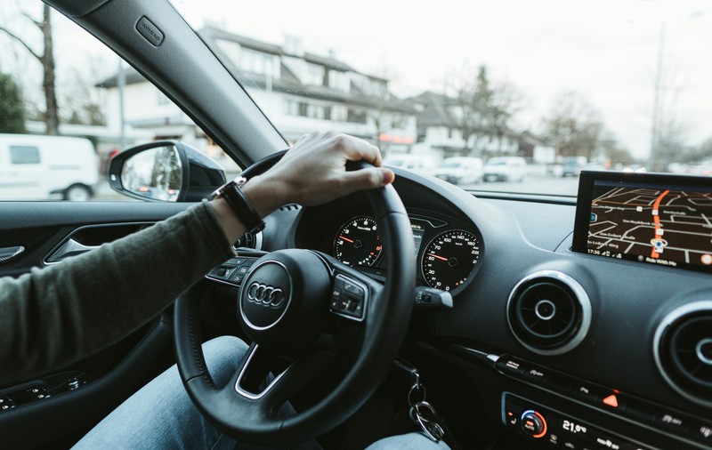 Navigație auto dedicată: cum funcționează, ce aduce în plus și cum o alegi