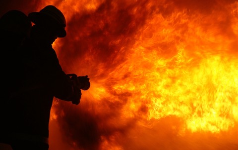 Un pompier care încearcă să stingă un incendiu