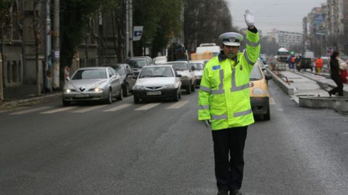 Cum se efectuează corect virajul la stânga, într-o intersecție