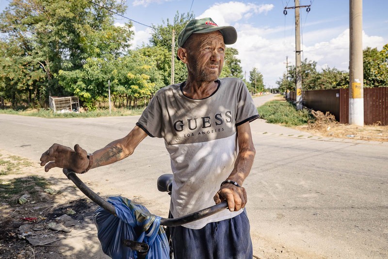 Un bărbat cu bicicletă dă asigurări că strigoii care dau cu pietre „sunt tot oameni”. Sursa foto: Eli Driu