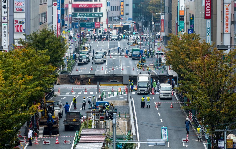 Un crater uriaș a provocat haos într-un oraș din Japonia. Pământul s-a surpat chiar în mijlocul unei intersecții | FOTO
