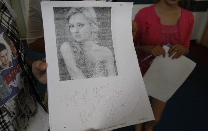 Alexandra Stan dă autografe de pe patul de spital