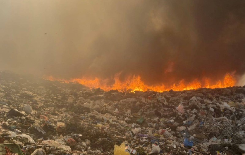 Autorităţile din Dâmboviţa vor să declare stare de alertă. Focul arde de 20 de ore la groapa de gunoi de la Aninoasa