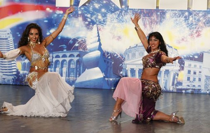Mama dansează din buric de la 4 ani, iar fiica, de la 2 şi jumătate