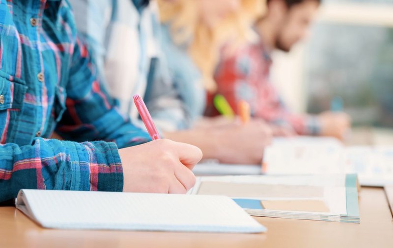 UPDATE | Guvernul acordă studenţilor şi liceenilor ajutoare de până la 4.000 de euro pe an, pentru a încuraja performanţa