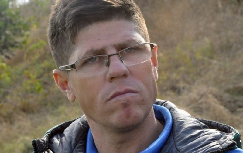 Ce nenorocire! ”Ganezii”, gemeni de 11 ani ai lui Florin Ganea, erau la teren când tatăl lor a făcut infarct! ^Fundașul băcăuan cu un stâng necruțăror a luptat toată cariera cu problemele de vedere. Trupul neînsuflețit e depus la Biserica Precista