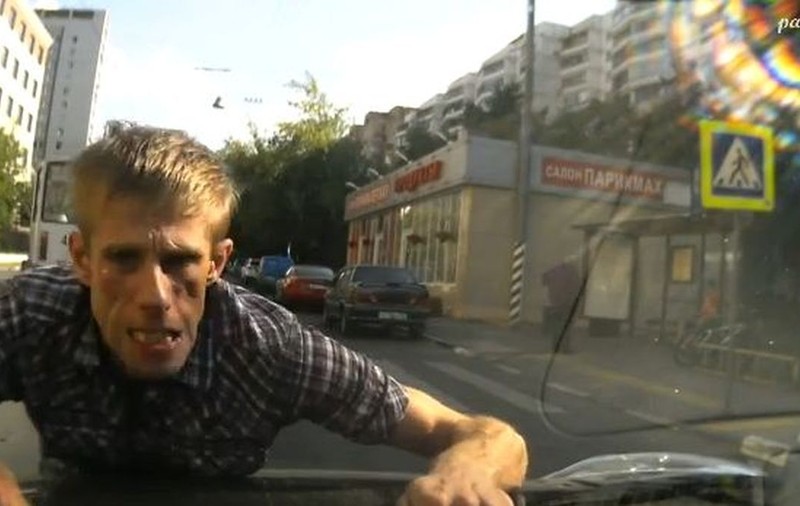 TU ce AI FACE dacă S-AR SUI un BEŢIV pe MAŞINA TA? | VIDEO