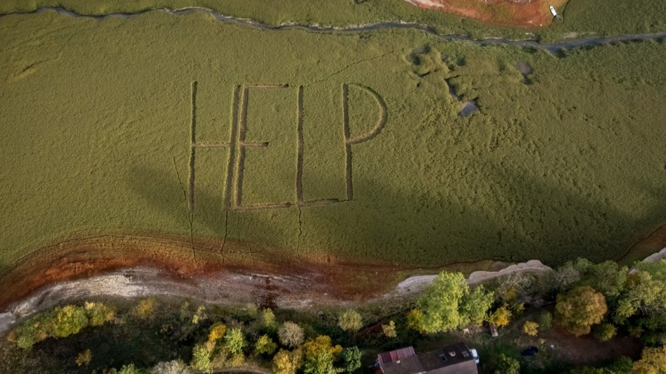 Un mesaj de ajutor „HELP” văzut de sus