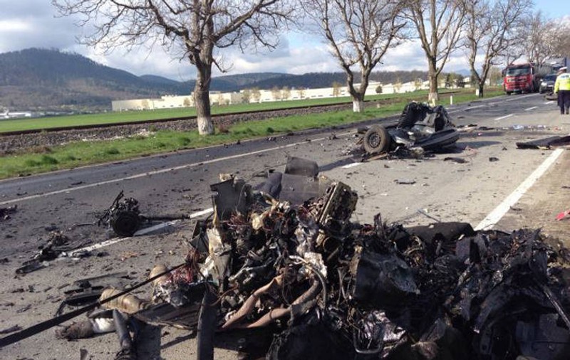 IPOTEZĂ ŞOCANTĂ în cazul accidentului teribil de la Braşov, în care un BMW s-a făcut praf după ce a intrat într-un TIR