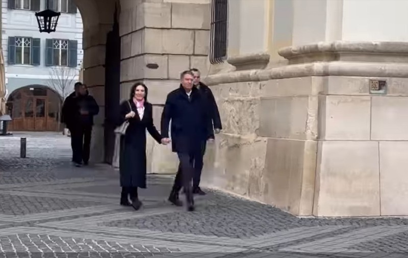 Prima apariție publică a lui Klaus Iohannis după demisie, la Sibiu. A spus doar două cuvinte | VIDEO