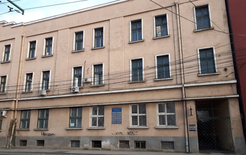 Imagini de groază la Policlinica CFR din Timișoara! Bolnavii, întâmpinați de mucegai, rugină, tencuială căzută și porumbei morți!