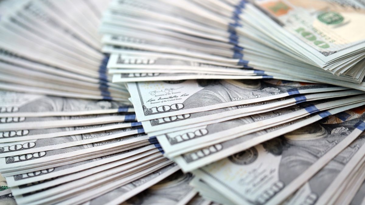 Bancnote de 100 de dolari, una peste alta, ca într-un evantai