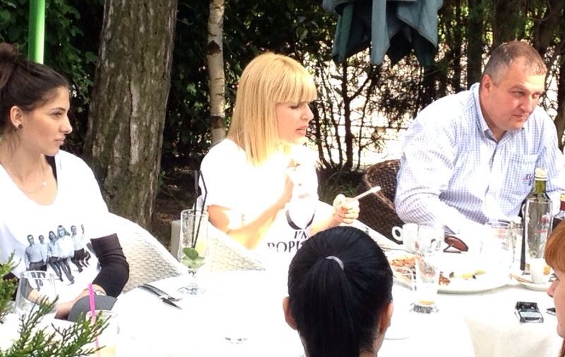 După ce a sărit cu paraşuta, ELENA UDREA le-a făcut colegilor din PMP cinste cu câte o bere în Herăstrău! FOTO EXCLUSIV