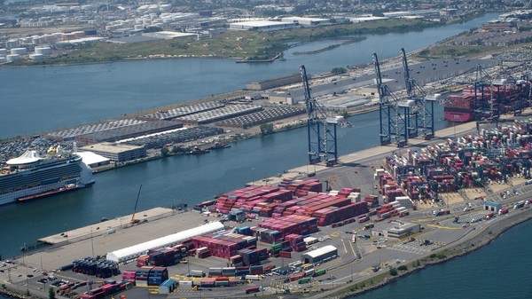 Portul Newark, terminal de containere Sursa foto: Profimedia
