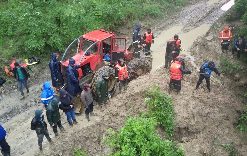 Mai multe drumuri din Vrancea au fost închise, după ce au fost inundate de apele revărsate