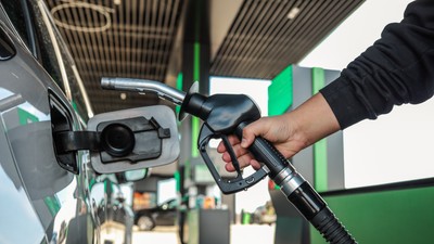 Benzina și motorina s-au scumpit ușor, joi, 30 aprilie 2026. Cât costă un litru de carburant în București, Cluj-Napoca, Timișoara, Iași și Constanța
