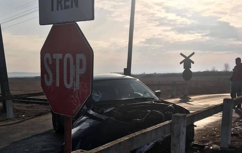 Cum arată mașina unui șofer care a scăpat fără nici o zgârietură după ce l-a izbit trenul. S-a întâmplat în Timiș