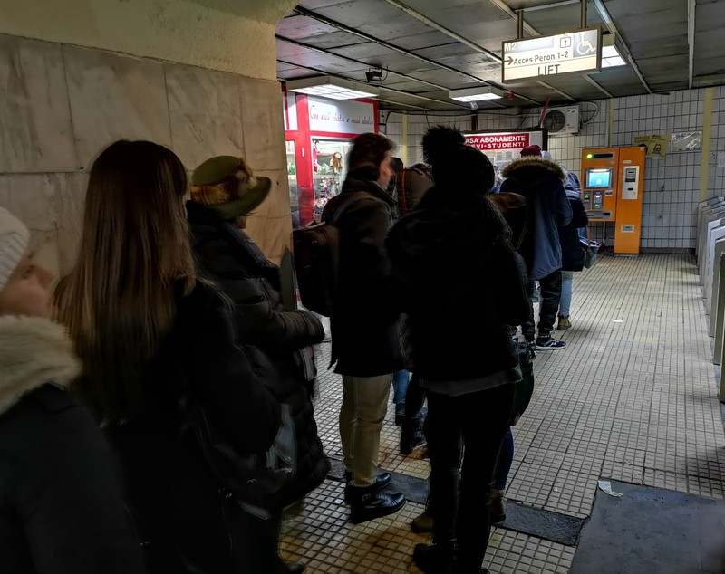 FOTO | Cozi uriașe pentru abonamente reduse la metrou! Elevii cer să se ia măsuri urgente