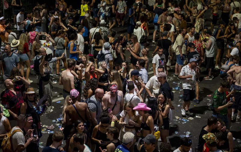 800 de mii de oameni, mult alcool, droguri și spitalizări: așa a arătat mega petrecerea Street Parade din Elveția