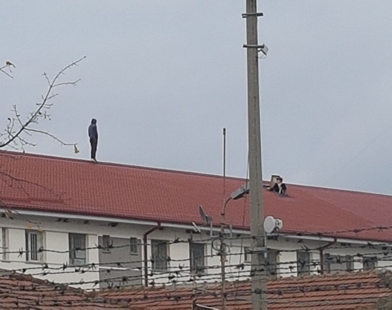 UPDATE: Un deținut al Penitenciarului Vaslui protestează pe acoperișul instituției supărat că a fost amânat de la liberarea condiționată FOTO