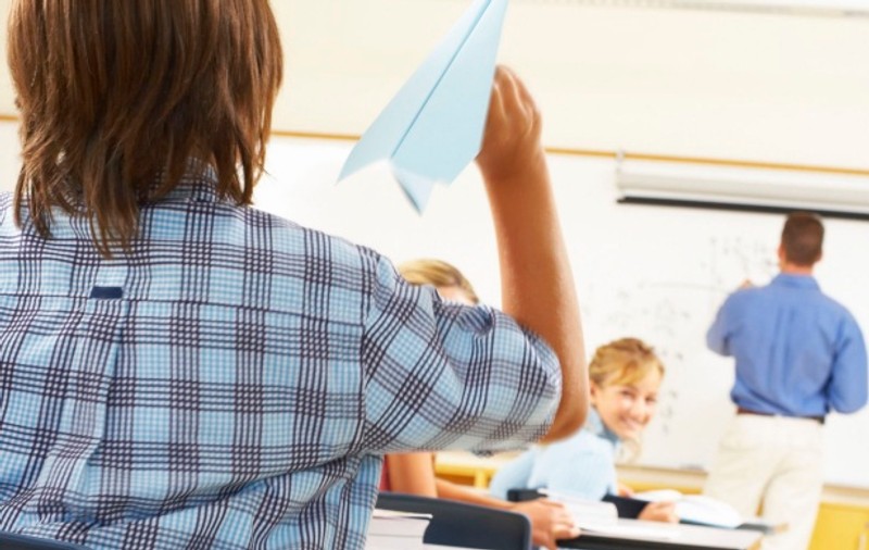 Un puşti de 12 ani şi-a înjunghiat profesoara