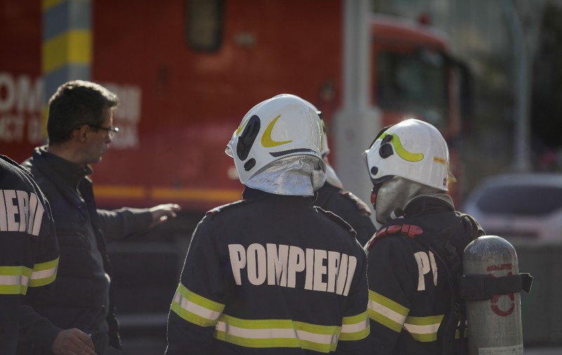 Incendiu la subsolul unui bloc din București: 10 autospeciale ale pompierilor intervin. A fost emis și mesaj RO-Alert