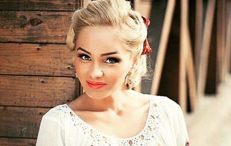 Cum arată Maria Constantin pe băncile școlii. Cum a fost pozată în sala de curs de la Conservator