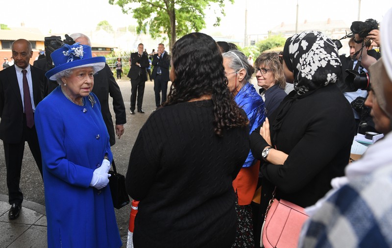 Regina Elisabeta a II-a, în vizită la un centru de ajutorare a victimelor de la Grenfell Tower